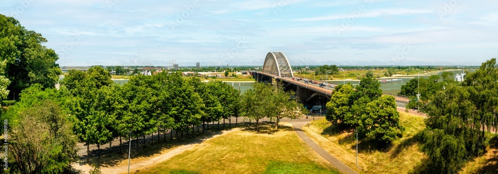 Sticker panorama vom hunnerberg in nijmegen auf den vorgelagerten waalbogen über das gebiet der römischen ul