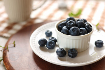 ココット皿に盛られた新鮮なブルーベリー