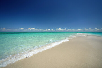 türkisblaues Wasser am Strand 