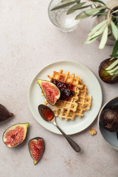 petit d&eacute;jeuner gaufre croustillante &agrave; la confiture et figue