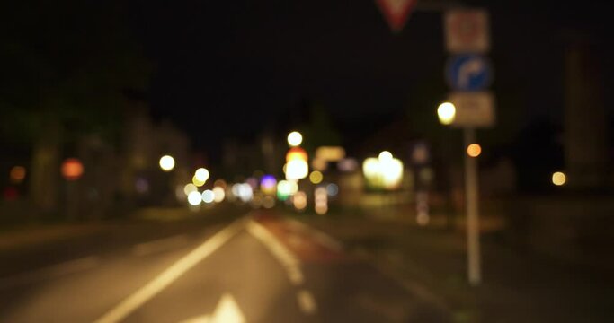 Abbiegen in der Nacht mit einem Auto