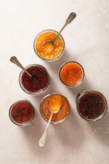 Pot de confiture de fruits gelée orange abricot fraise framboise avec cuillères