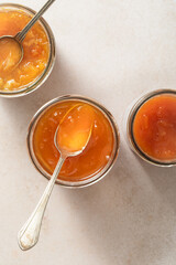 Pot de confiture de fruits gelée orange abricot