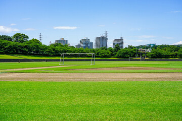 Obraz premium 快晴のサッカー場 ゴールネット