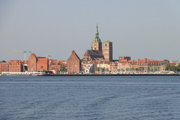 Fototapeta na wymiar Hansestadt Stralsund; Hafenansicht mit St. Nikolai