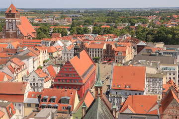 Fototapeta na wymiar Hanseatisches Kleinod; Blick vom Greifswalder Dom auf Markt mit Rathaus und Marienkirche