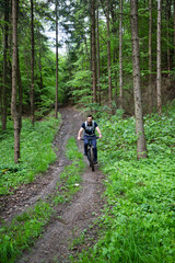 Obraz premium man on a mountain bike in the forest
