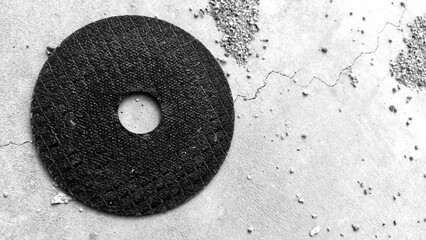 Abrasive disc of the grinding machine