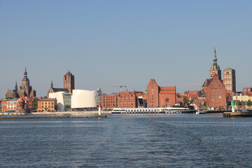 Hansestadt Stralsund; Hafeneinfahrt vor der Altstadtkulisse