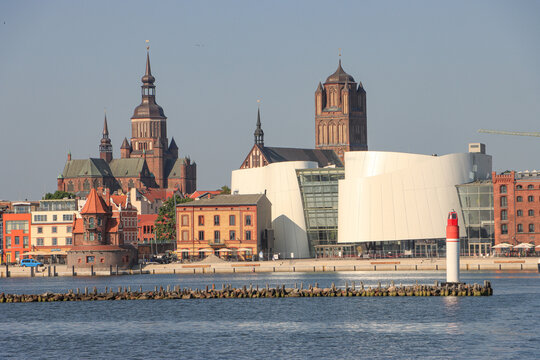 Alte und neues Wahrzeichen in Stralsund; Marienkirche. Lotsenhaus, Ozeaneum und Jacobikirche davor die S&uuml;dmole der Hafeneinfahrt