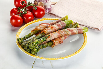 Grilled asparagus with bacon