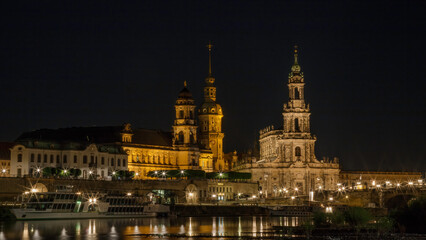 Fototapeta na wymiar Nachtaufnahme der Hofkirche in Dresden. 06/2023