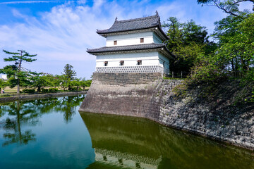 Naklejka premium 晴れ渡った朝の新発田城（新潟県新発田市）