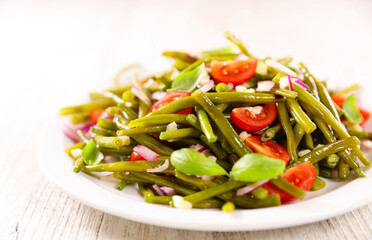 green beans salad with tomato and onion