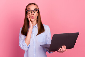 Photo of surprised girl working on laptop made mistake 404 error isolated pink color background