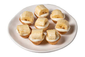 Obraz na płótnie Canvas Banana tartlet isolated on white background. Delicious tartlet dessert on plate. close up