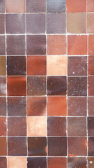 Pared de baldosas marrones de diferentes tonos