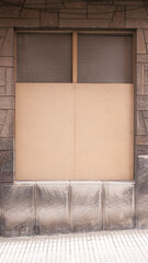 Panel de madera en puerta de local cerrado