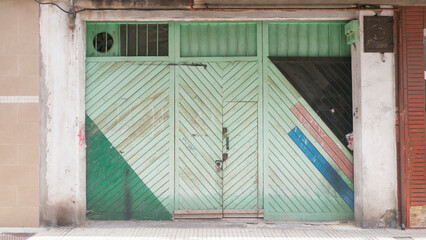 Puerta de garaje deteriorada en calle urbana