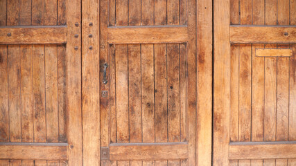 Puerta de listones de madera
