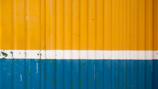Puerta metálica de garage pintada de colores