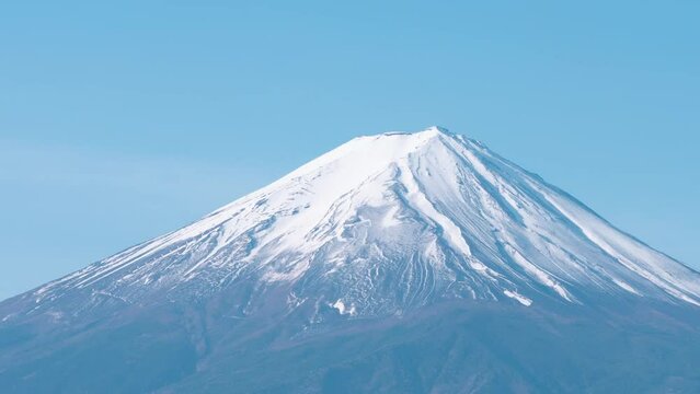 青空と冠雪した富士山（タイムラプス・パンニング）