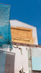 Fototapeta na wymiar Espuma dorada aislante en muro de edificio en obras