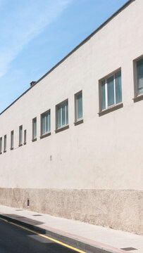 Muro blanco de edificio grande con ventanas altas