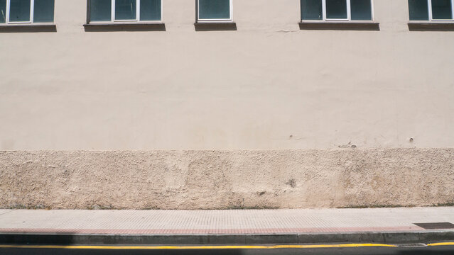 Muro blanco de edificio grande con ventanas altas