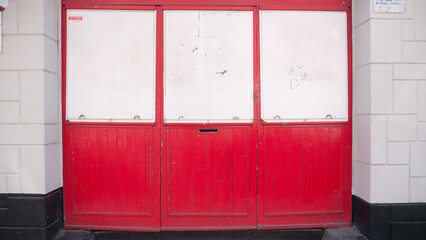 Puerta de taller de madera pintada de rojo