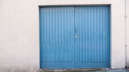 Obraz na płótnie Canvas Puerta de tablones de madera pintados de azul