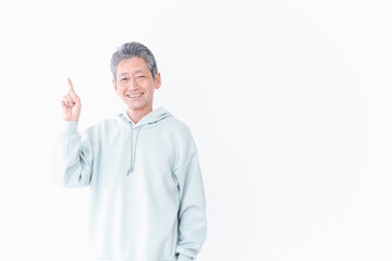 おすすめを指差す高齢の男性