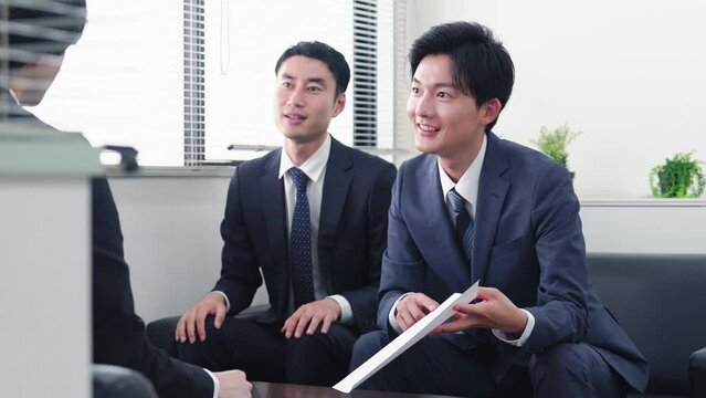 商談をするビジネスマン