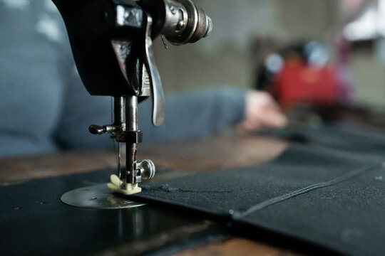 Maquina de coser antigua en un contexto de taller textil