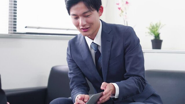 熱心に商談をする営業スタッフ