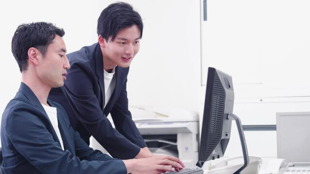 ベンチャー企業のオフィスで話すスタッフ