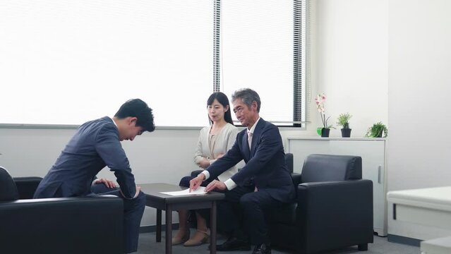 謝罪をするビジネスマン