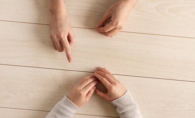 person giving instructions to a child. discipline of children. child receiving instruction. child to reflect. 子供に指示を出す人。子供へのしつけ。指導を受ける子供。反省する子供。など
