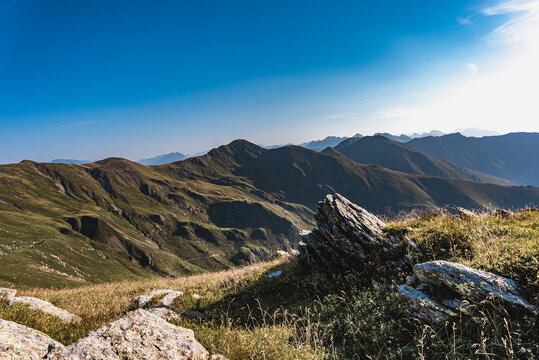 Bergwanderung zum Gazzirola im Tessin mit blick auf h&uuml;gellandschaft panorama