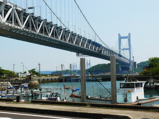 瀬戸大橋とその下の漁村。
瀬戸内海沿岸の風景。
日本の田舎の景色。