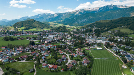 Idyllisches Windischgarsten - Ein malerischer Luftkurort umgeben von majestätischen Berggipfeln