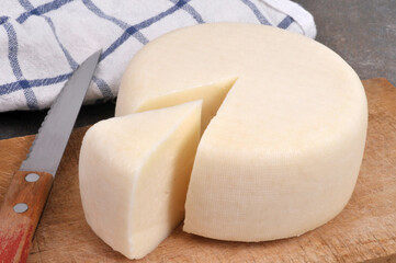 Fromage de brebis portugais avec un couteau en gros plan