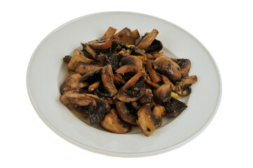 Assiette de champignons cuisinés avec de l'ail en gros plan sur fond blanc