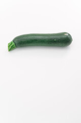 immagine primo piano di ortaggio fresco zucchino da agricoltura biologica su superficie bianca