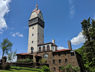 Heublein Tower in Avon Connecticut, historic site in park (simsbury, ct) famous building with hiking trail in new england - obrazy, fototapety, plakaty