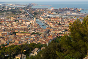 Ville de Sète et son Canal de la Peyrade au coucher du soleil depuis le Mont Saint-Clair