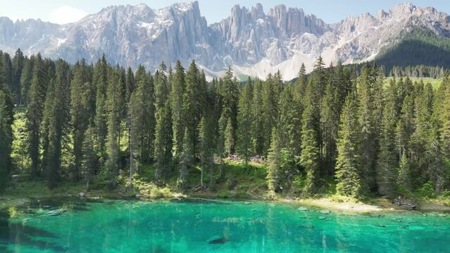 Der wundersch&ouml;ne Karersee (Lago di Carezza) mit einer m&auml;chtigen Bergkulisse im Hintergrund in den Dolomiten