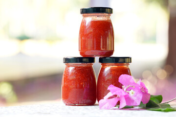 Strawberry Jam Jar is a sweet and sour fruit jam that can be spread on toast, on biscuits, on top of ice cream. mix with yoghurt Apply cheesecake Or use it as a syrup to eat with pancakes.