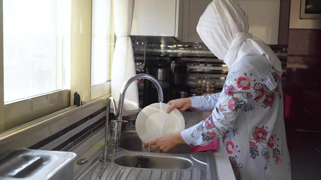 Hijab Muslim Cleaning Images – Browse 8,245 Stock Photos, Vectors, and ...