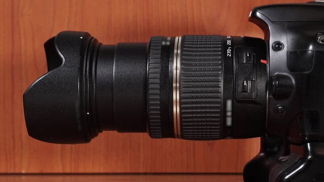 Photographic lens lengthens with zoom